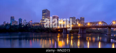 Panorama von Edmonton die Skyline in der Dämmerung am 20. Mai 2016 in Edmonton, Alberta. Die Saskatchewan River ist ein Fluss im Vordergrund und ein Verkehr Brücke ist auf Th Stockfoto