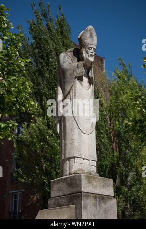 Paris, Montmartre, Square Buisson, Statue von Saint Denis Stockfoto