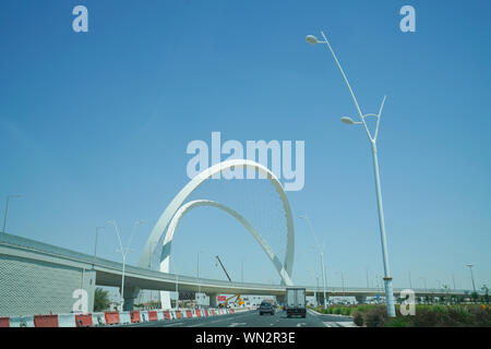 DOHA KATAR - 10 Juli 2019; Memorial Bögen über lusail Autobahn sind größte Denkmal in Katar und eine Autobahn interchange Kreuz. Stockfoto