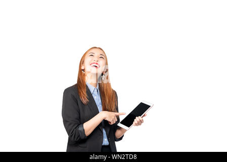 Glück asiatischen jungen selbstbewussten, erfolgreichen und schönen Business Frau online Vertrieb durch den Einsatz von Tablet-PC auf Weiß isoliert. Technologie Netz Stockfoto