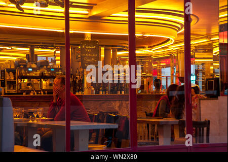 Das Café des 2 Moulins ist ein Café im Pariser Stadtteil Montmartre an der Kreuzung der Rue Lepic und der Rue Cauchois. Es hat-Namen von den werden. Stockfoto