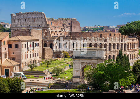 Rom, Italien, April 2018: Touristen, die in der berühmten Kolosseum und dem Konstantinsbogen in Rom Stockfoto