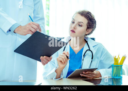 Erleben sie männliche und weibliche Ärzte Orthopädie und Team Experten diskutieren x-ray film, Chirurgie mit der Auslegung einer x-ray im Operationssaal in der Ho Stockfoto