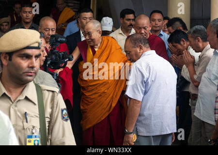 Dharamshala, Indien. 05 Sep, 2019. Seine Heiligkeit der Dalai Lama, der den Tempel verlassen nach Beendigung der Lehre von den Vier Edlen Wahrheiten und die sechzehn Eigenschaften (denpa Shi, mitak Sok chudruk) & die Thirty-Seven Faktoren der Erleuchtung (jangchok sodun) sowie Nagarjunas Kommentar auf Bodhicitta (jangchup semdrel) morgens auf Antrag einer Gruppe aus Asien. (Foto von shailesh Bhatnagar/Pacific Press) Quelle: Pacific Press Agency/Alamy leben Nachrichten Stockfoto