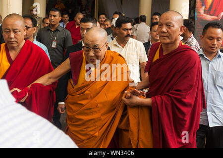 Dharamshala, Indien. 05 Sep, 2019. Seine Heiligkeit der Dalai Lama, der den Tempel verlassen nach Beendigung der Lehre von den Vier Edlen Wahrheiten und die sechzehn Eigenschaften (denpa Shi, mitak Sok chudruk) & die Thirty-Seven Faktoren der Erleuchtung (jangchok sodun) sowie Nagarjunas Kommentar auf Bodhicitta (jangchup semdrel) morgens auf Antrag einer Gruppe aus Asien. (Foto von shailesh Bhatnagar/Pacific Press) Quelle: Pacific Press Agency/Alamy leben Nachrichten Stockfoto