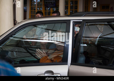 Dharamshala, Indien. 05 Sep, 2019. Seine Heiligkeit der Dalai Lama, der den Tempel verlassen nach Beendigung der Lehre von den Vier Edlen Wahrheiten und die sechzehn Eigenschaften (denpa Shi, mitak Sok chudruk) & die Thirty-Seven Faktoren der Erleuchtung (jangchok sodun) sowie Nagarjunas Kommentar auf Bodhicitta (jangchup semdrel) morgens auf Antrag einer Gruppe aus Asien. (Foto von shailesh Bhatnagar/Pacific Press) Quelle: Pacific Press Agency/Alamy leben Nachrichten Stockfoto