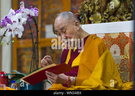 Dharamshala, Indien. 05 Sep, 2019. Seine Heiligkeit der Dalai Lama während die Lehre von den Vier Edlen Wahrheiten und die sechzehn Eigenschaften (denpa Shi, mitak Sok chudruk) & die Thirty-Seven Faktoren der Erleuchtung (jangchok sodun) sowie Nagarjunas Kommentar auf Bodhicitta (jangchup semdrel) morgens auf Antrag einer Gruppe aus Asien. (Foto von shailesh Bhatnagar/Pacific Press) Quelle: Pacific Press Agency/Alamy leben Nachrichten Stockfoto