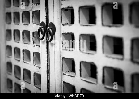 Detailansicht der neuen Schranktüren mit schwarzen Griffe aus Metall und karierten Ausschnitt distressed Fronten. Bild vertikal mit einer geringen Tiefenschärfe Stockfoto