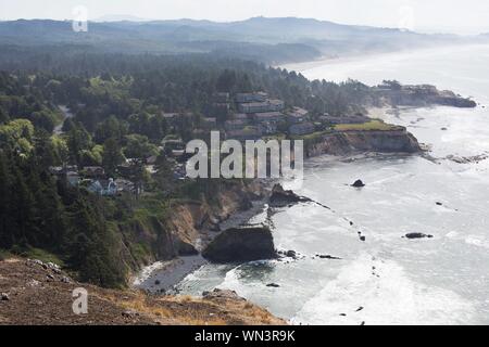 Blick auf Cape Foulweather, an der Küste von Oregon, Blick nach Süden aus der Sicht in der Nähe des Visitor Center. Stockfoto