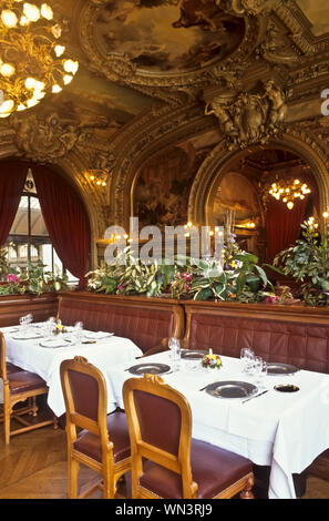 Le Train Bleu ist ein Restaurant mit originaler Fin-de-siècle-Ausstattung im Gare de Lyon in Paris. Stockfoto