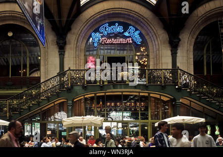 Le Train Bleu ist ein Restaurant mit originaler Fin-de-siècle-Ausstattung im Gare de Lyon in Paris. Stockfoto