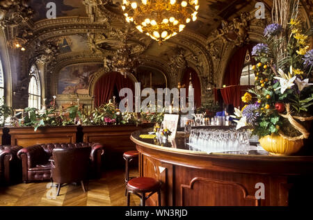 Le Train Bleu ist ein Restaurant mit originaler Fin-de-siècle-Ausstattung im Gare de Lyon in Paris. Stockfoto