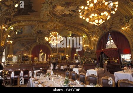 Le Train Bleu ist ein Restaurant mit originaler Fin-de-siècle-Ausstattung im Gare de Lyon in Paris. Stockfoto