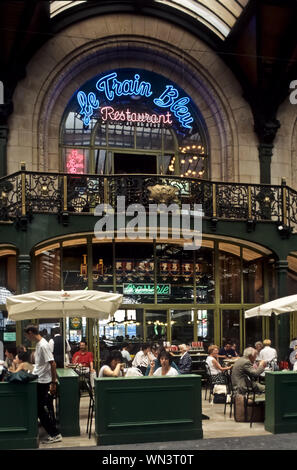 Le Train Bleu ist ein Restaurant mit originaler Fin-de-siècle-Ausstattung im Gare de Lyon in Paris. Stockfoto