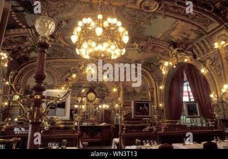 Le Train Bleu ist ein Restaurant mit originaler Fin-de-siècle-Ausstattung im Gare de Lyon in Paris. Stockfoto