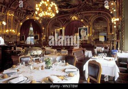 Le Train Bleu ist ein Restaurant mit originaler Fin-de-siècle-Ausstattung im Gare de Lyon in Paris. Stockfoto