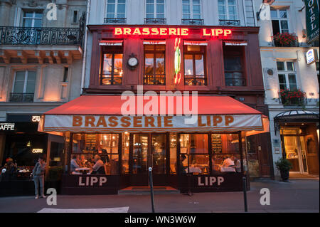 Lipp ist eine Brasserie am Boulevard Saint-Germain im 6. Arrondissement von Paris. Es sponsert einen jährlichen Literaturpreis, den Prix Cazes, der Na Stockfoto