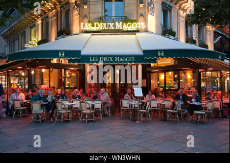 Les Deux Magots ist ein berühmtes Pariser Café und Lokal im Bezirk St. Germain-des-Prés am Boulevard Saint-Germain. Stockfoto