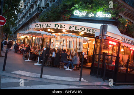 Das Café de Flore ist ein Café im Quartier Saint-Germain-des-Prés des 6. Arrondissements in Paris. Es balatonfüred an der Ecke des Boulevard Saint-Germain Nr Stockfoto