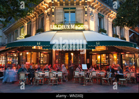 Les Deux Magots ist ein berühmtes Pariser Café und Lokal im Bezirk St. Germain-des-Prés am Boulevard Saint-Germain. Stockfoto