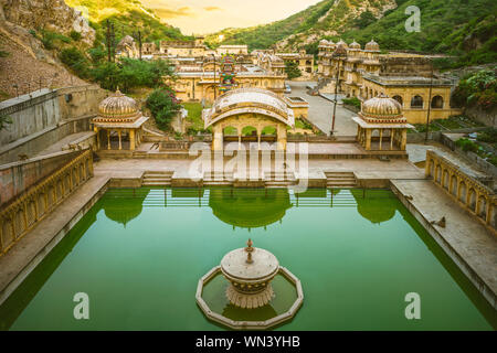 Monkey Tempel (galtaji) mit Pilgern baden in Jaipur, Indien. Stockfoto