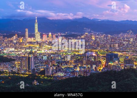 Landschaft der Stadt Taipeh in der Nacht Stockfoto