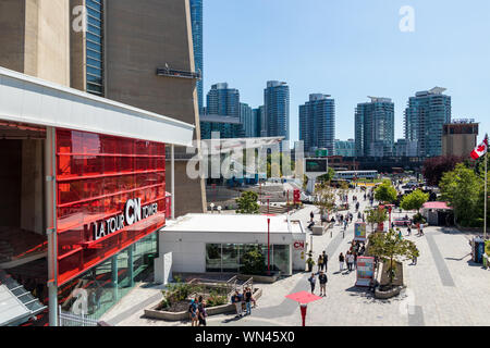 Eingang der CN Tower und die umliegenden Plaza mit Ripley's Aquarium von Kanada in den Hintergrund. Stockfoto