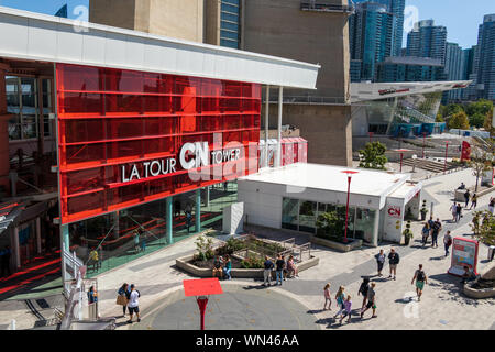 Eingang zum CN Tower auf einen anstrengenden Tag mit Ripley's Aquarium von Kanada in den Hintergrund. Stockfoto