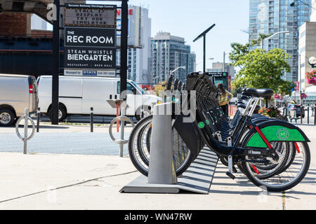 Fahrrad - Toronto Rack vor roundhouse Park in der Innenstadt von Toronto an einem sonnigen Tag. Stockfoto