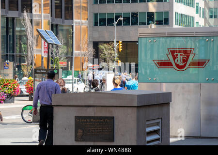 Die Reisenden zu Fuß von einem TTC Anmelden - vor der Union Station in der Innenstadt von Toronto. Stockfoto