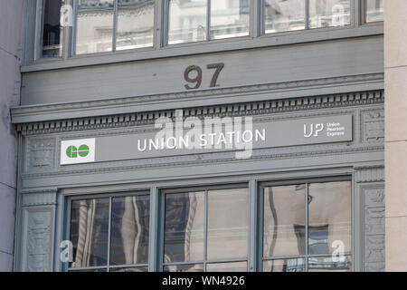 GO Transit und BIS (Union Pearson Express) Logos an der Union Station Zeichen auf Gebäude in der Innenstadt von Toronto. Stockfoto