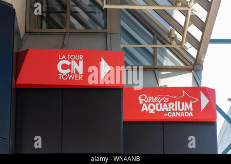 CN Tower und Ripley's Aquarium von Kanada Hinweisschilder in der Nähe der Sehenswürdigkeiten in der Innenstadt von Toronto. Stockfoto