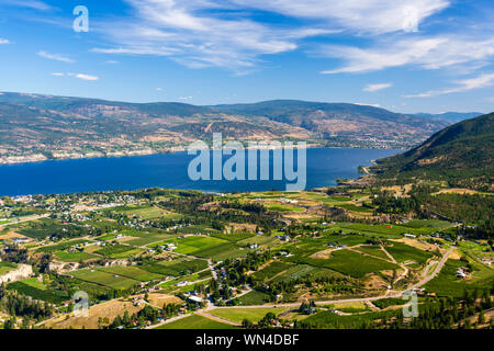 Blick auf landwirtschaftliche Felder, Weinberge und den Okanagan Lake von Riesen Kopf Berg in Summerland, Okanagan Valley, British Columbia, Kanada. Stockfoto