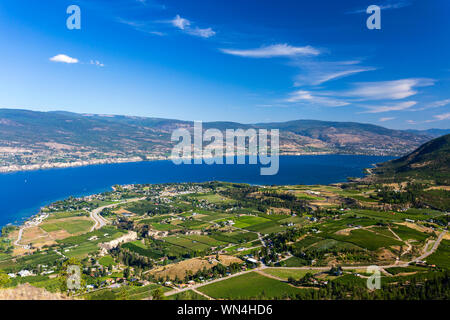 Blick auf landwirtschaftliche Felder, Weinberge und den Okanagan Lake von Riesen Kopf Berg in Summerland, Okanagan Valley, British Columbia, Kanada. Stockfoto