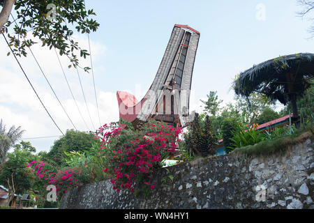 Traditionelle Alang Reis Scheune, Rantepao, Tana Toraja, South Sulawesi, Indonesien. Alang Häuser haben eine Unterscheidung Boot - geprägt. Stockfoto