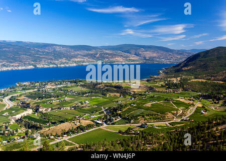 Blick auf landwirtschaftliche Felder, Weinberge und den Okanagan Lake von Riesen Kopf Berg in Summerland, Okanagan Valley, British Columbia, Kanada. Stockfoto