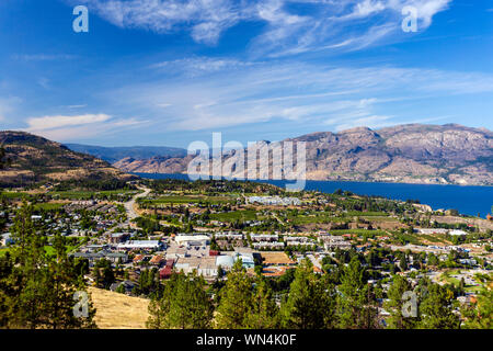 Blick auf landwirtschaftliche Felder, Weinberge und den Okanagan Lake von Riesen Kopf Berg in Summerland, Okanagan Valley, British Columbia, Kanada. Stockfoto