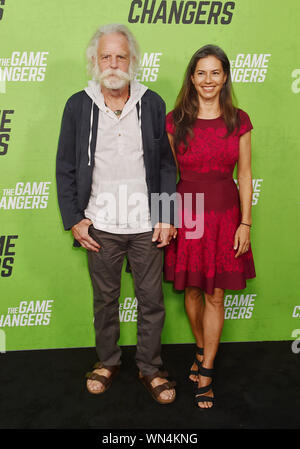 HOLLYWOOD, CA - 04. SEPTEMBER: Bob Weir (L) und Natascha Muenter der LA Premiere nehmen an der "Game Changer" an ArcLight Hollywood am 04. September 2019 in Hollywood, Kalifornien. Stockfoto