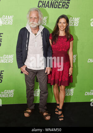 HOLLYWOOD, CA - 04. SEPTEMBER: Bob Weir (L) und Natascha Muenter der LA Premiere nehmen an der "Game Changer" an ArcLight Hollywood am 04. September 2019 in Hollywood, Kalifornien. Stockfoto