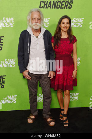 HOLLYWOOD, CA - 04. SEPTEMBER: Bob Weir (L) und Natascha Muenter der LA Premiere nehmen an der "Game Changer" an ArcLight Hollywood am 04. September 2019 in Hollywood, Kalifornien. Stockfoto