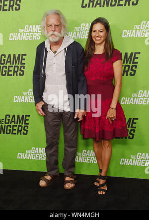 HOLLYWOOD, CA - 04. SEPTEMBER: Bob Weir (L) und Natascha Muenter der LA Premiere nehmen an der "Game Changer" an ArcLight Hollywood am 04. September 2019 in Hollywood, Kalifornien. Stockfoto