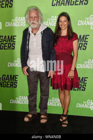 HOLLYWOOD, CA - 04. SEPTEMBER: Bob Weir (L) und Natascha Muenter der LA Premiere nehmen an der "Game Changer" an ArcLight Hollywood am 04. September 2019 in Hollywood, Kalifornien. Stockfoto