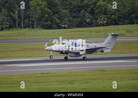 Ein CBP-Luft und Marine Operations Multi-Role Durchsetzung Flugzeug landet in Jacksonville, Florida Sept. 5 2019. Flugzeuge werden nach North Carolina für die Bemühungen in der Nachmahd des Hurrikans Dorian neu positioniert. CBP Foto von Ozzy Trevino Stockfoto