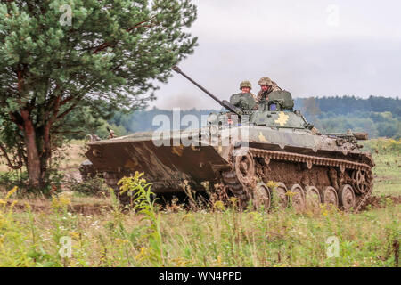 Ein Tank platoon 2 Bataillon, 10. Berg Assault Brigade der Ukrainischen Bodentruppen führt Proben in der Vorbereitung für ihre Live Fire Training. Stockfoto