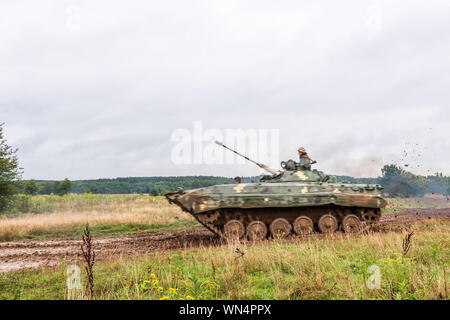 Ein Tank platoon 2 Bataillon, 10. Berg Assault Brigade der Ukrainischen Bodentruppen führt Proben in der Vorbereitung für ihre Live Fire Training. Stockfoto