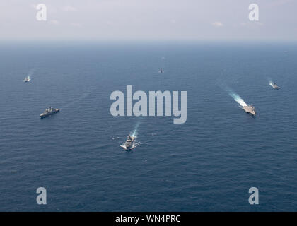 Golf von Thailand (Sept. 4, 2019) - Vordere Reihe, von links nach rechts zu, KDB Darulaman (OPV-08), RSS Tenacious (71), HTMS Krabi (OPV-1382), USS Montgomery (LCS 8), UMS Kyansittha (F-12), hintere Reihe, von vorne nach hinten, BRP Ramone Alcaraz (PS-16), und Vietnam Corvette HQ-18 ist in einer Diamond formation während ein Foto Übung im Rahmen des ASEAN-US Maritime Übung (AUMX). Die erste AUMX, Co -, die durch die USA und die Königlich Thailändische marine Led, mit maritimen Kräfte aus den USA und aus allen 10 ASEAN-Mitgliedstaaten. AUMX fördert die gemeinsamen Verpflichtungen Partnerschaften, Sicherheit und Stabilität in Südostasien auf den Seeverkehr. (U.S. Na Stockfoto