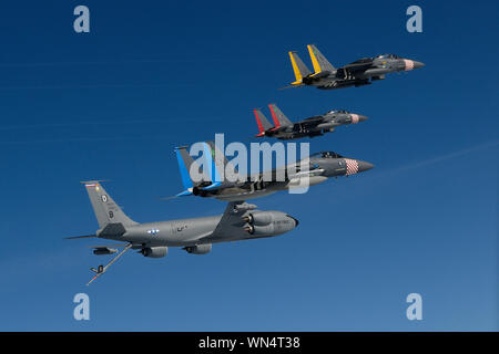 Eine F-15C Eagle und zwei F-15E Strike Eagles auf der 48th Fighter Wing rendezvous mit einer KC-135 Stratotanker zum 100Luftbetankung Flügel in einem Flypast über die MSPO Expo in Kielce, Polen Sept. 3, 2019 Unterstützung zugewiesen. Jedes Flugzeug ist mit ihren jeweiligen squadron Erbe Farbschema der 75. Jahrestag der alliierten Invasion am D-Day zum Gedenken an gemalt. (U.S. Air Force Foto/Tech. Sgt. Matthäus Plew) Stockfoto