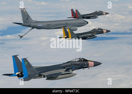 Eine F-15C Eagle und zwei F-15E Strike Eagles auf der 48th Fighter Wing zugeordnet sind mit ihren jeweiligen squadron Erbe Farbschema, Rendezvous mit einer KC-135 Stratotanker zum 100Luftbetankung Flügel in einem Flypast über die MSPO Expo in Kielce, Polen Sept. 3, 2019 zugewiesen sind, unterstützen. Die MSPO Expo ist eine internationale wehrtechnische Industrie Ausstellung, zu Land, Luft und See Defense Technology Equipment & Waffensystem, Raketen, Panzer, Waffen, Fahrzeuge, Verkehr und Schiffe, Satelliten, Telekommunikation und elektronische Verteidigungsgüter, Sicherheitssysteme, Trägerraketen, Brand Control Systeme Stockfoto