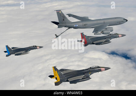 Eine F-15C Eagle und zwei F-15E Strike Eagles auf der 48th Fighter Wing zugeordnet sind mit ihren jeweiligen squadron Erbe Farbschema, Rendezvous mit einer KC-135 Stratotanker zum 100Luftbetankung Flügel in einem Flypast über die MSPO Expo in Kielce, Polen Sept. 3, 2019 zugewiesen sind, unterstützen. Die MSPO Expo ist eine internationale wehrtechnische Industrie Ausstellung, zu Land, Luft und See Defense Technology Equipment & Waffensystem, Raketen, Panzer, Waffen, Fahrzeuge, Verkehr und Schiffe, Satelliten, Telekommunikation und elektronische Verteidigungsgüter, Sicherheitssysteme, Trägerraketen, Brand Control Systeme Stockfoto