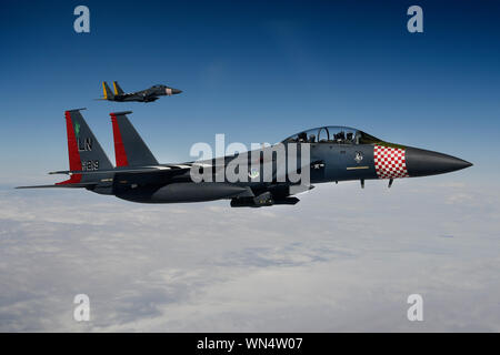 Ein paar Erbe lackiert F-15E Strike Eagles auf der 48th Fighter Wing unterstützen ein Flypast über die MSPO Expo in Kielce, Polen Sept. 3, 2019 zugeordnet. Die MSPO Expo ist eine internationale wehrtechnische Industrie Ausstellung, zu Land, Luft und See Defense Technology Equipment & Waffensystem, Raketen, Panzer, Waffen, Fahrzeuge, Verkehr und Schiffe, Satelliten, Telekommunikation und elektronische Verteidigungsgüter, Sicherheitssysteme, Trägerraketen, Brand Control Systeme fokussiert, und andere verwandte Technologien und Systeme. (U.S. Air Force Foto/Tech. Sgt. Matthäus Plew) Stockfoto